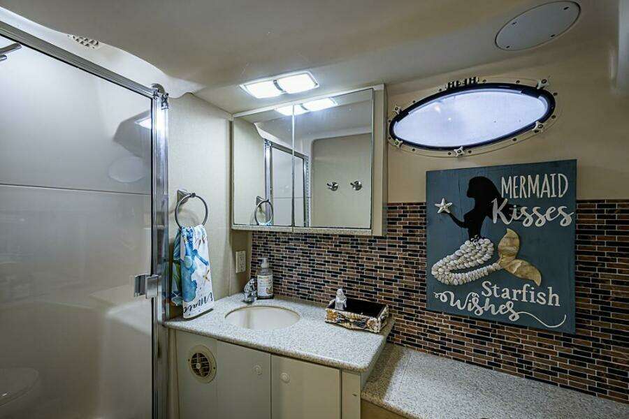 2000 Silverton 442 Cockpit Motoryacht