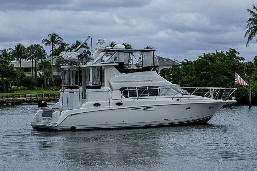 2000 Silverton 442 Cockpit Motoryacht