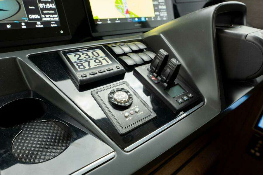 Princess 62 - Regent - Helm Controls