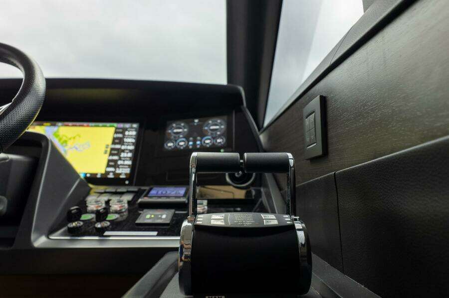 Princess 62 - Regent - Helm Controls