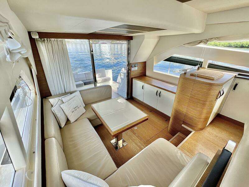 Rodman Muse - Lluvet - Salon