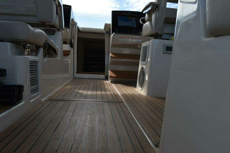 2023 Boston Whaler 405 Conquest