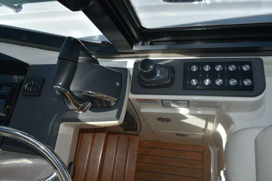 2023 Boston Whaler 405 Conquest