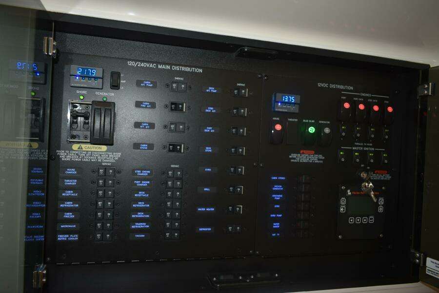 2023 Boston Whaler 405 Conquest