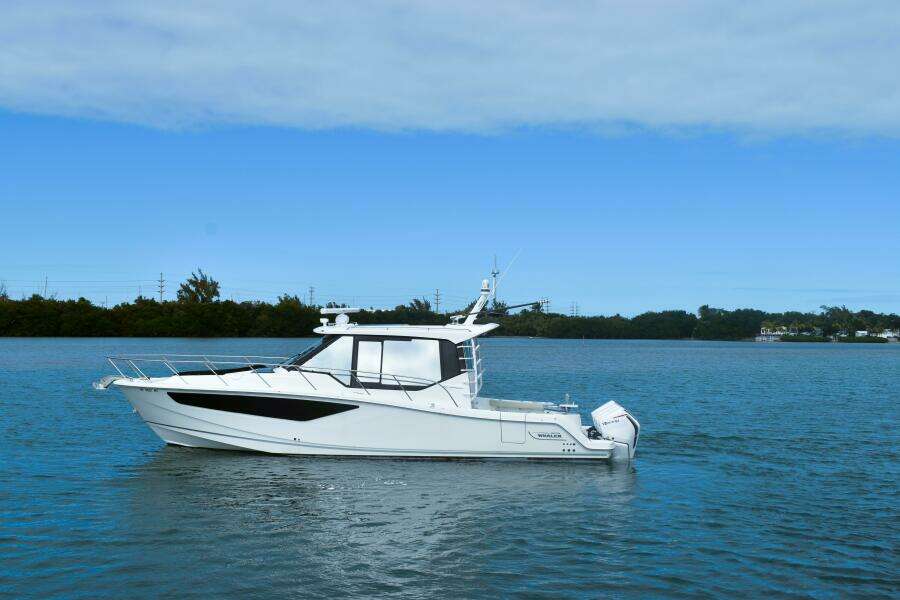 2023 Boston Whaler 405 Conquest