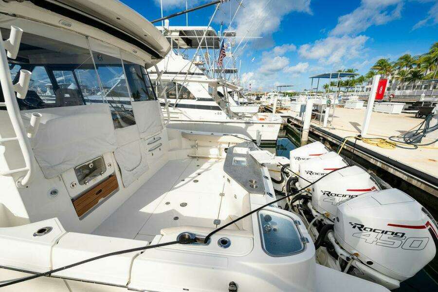 2023 Boston Whaler 405 Conquest