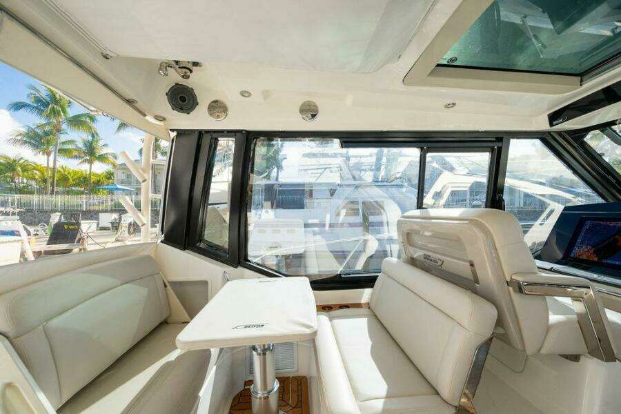 2023 Boston Whaler 405 Conquest