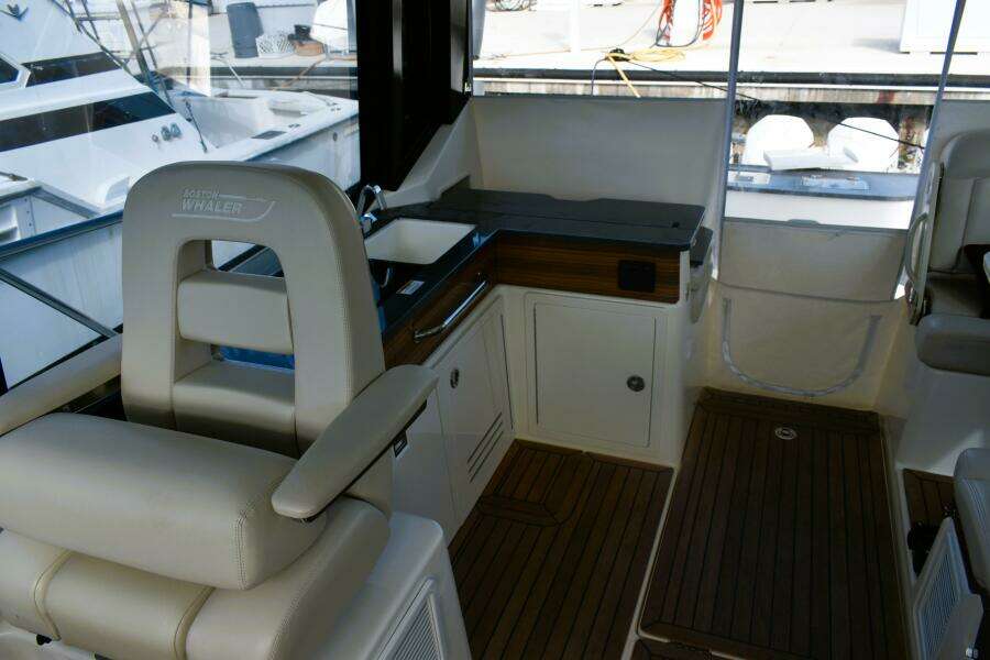 2023 Boston Whaler 405 Conquest