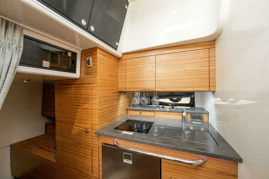 2023 Boston Whaler 405 Conquest