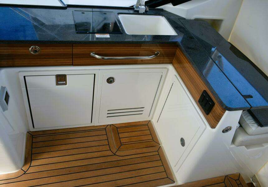 2023 Boston Whaler 405 Conquest