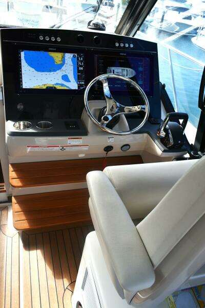 2023 Boston Whaler 405 Conquest