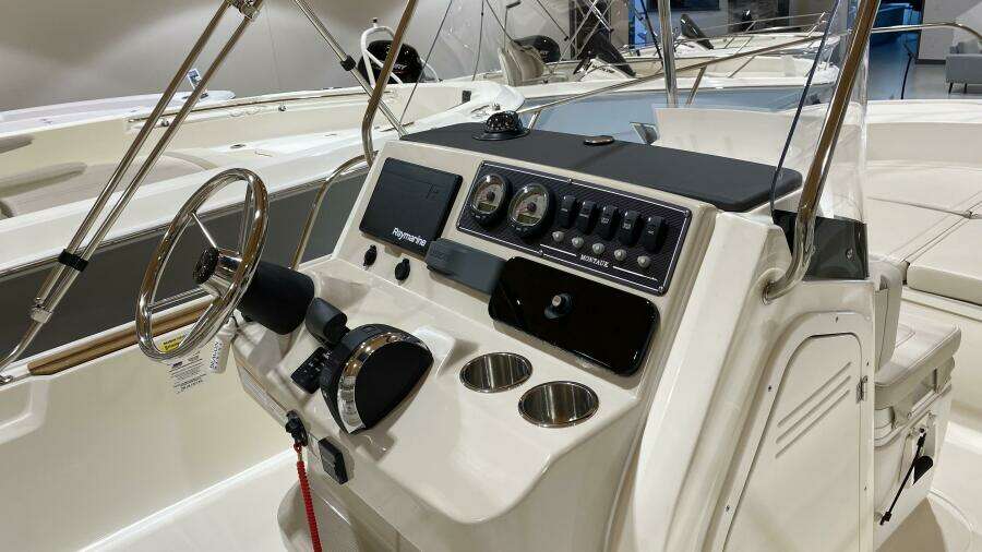 2022 Boston Whaler 