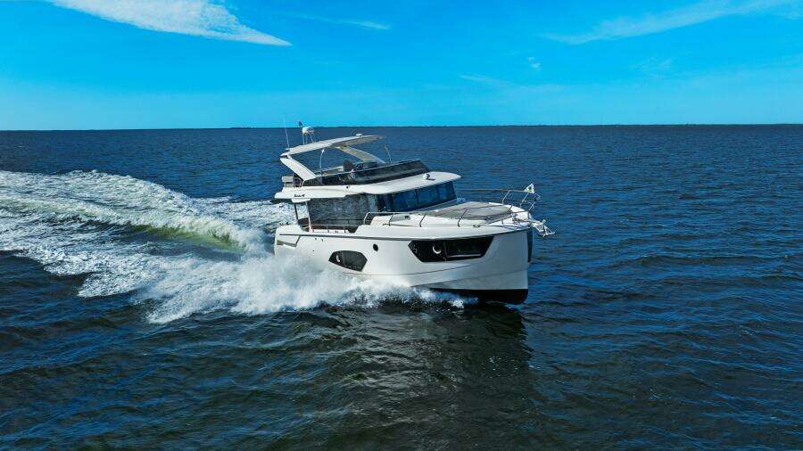 2025 Absolute 48 Navetta - Profile