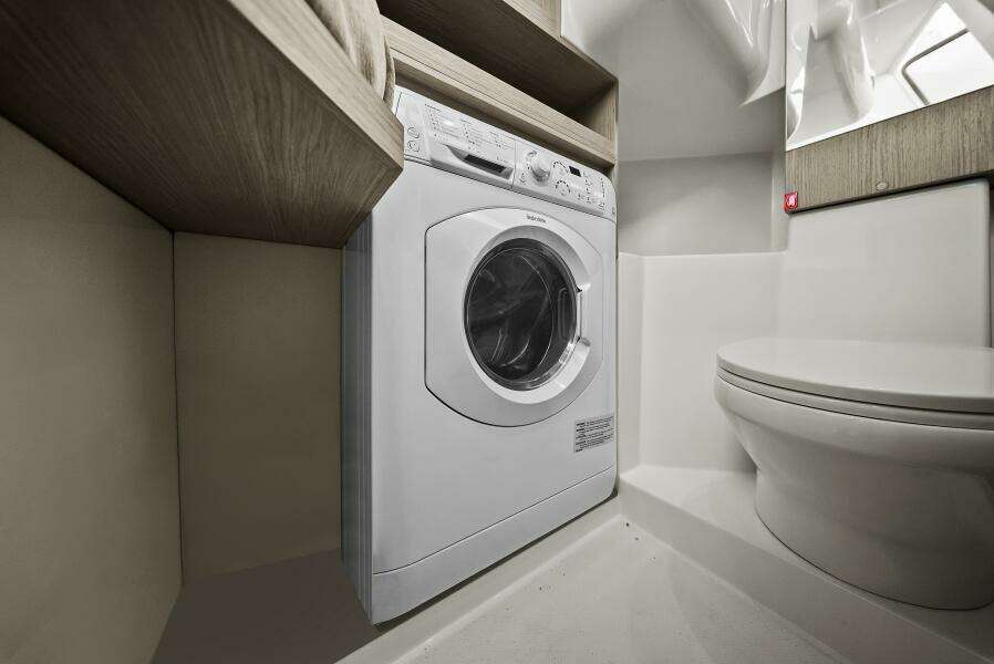 2025 Absolute 48 Navetta - Head