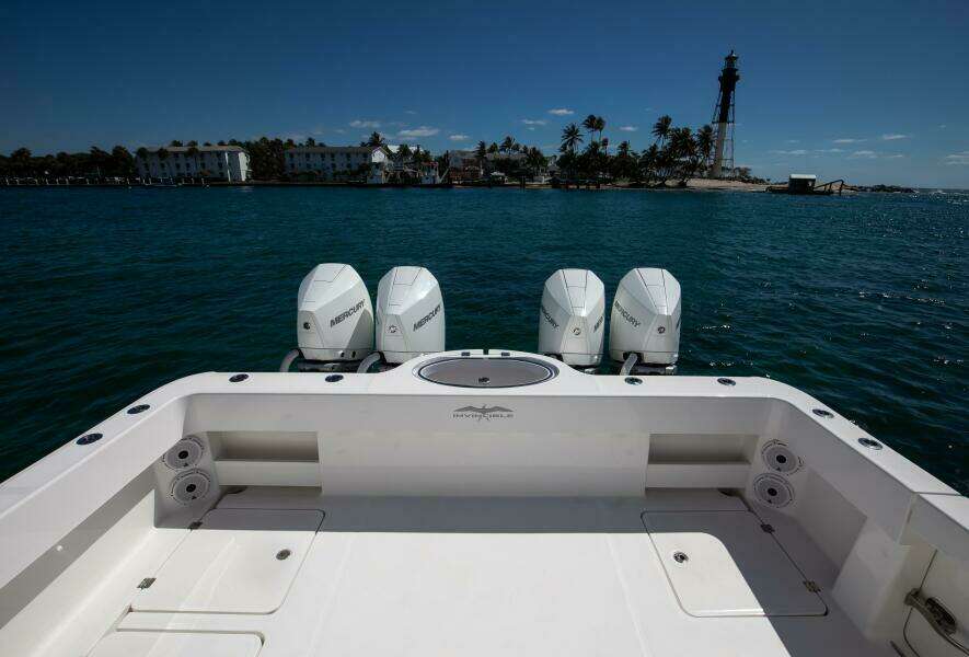 Invincible 35 Emanon - Exterior Cockpit