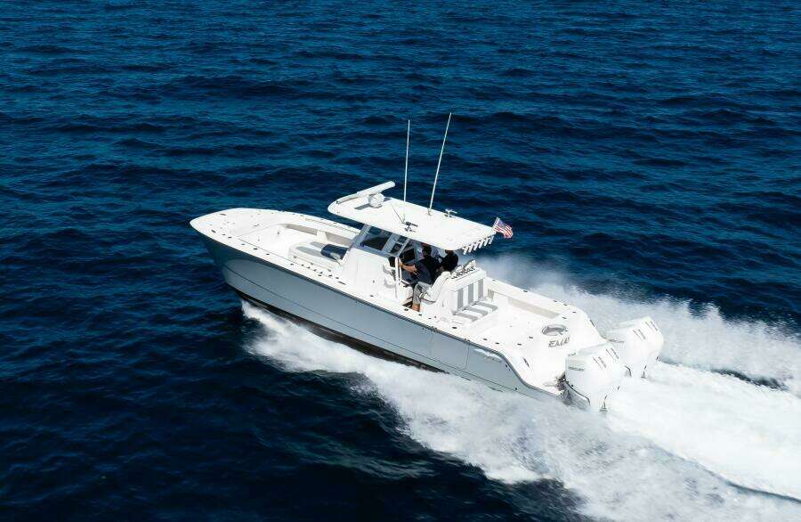 Invincible 35 Emanon - Exterior Profile