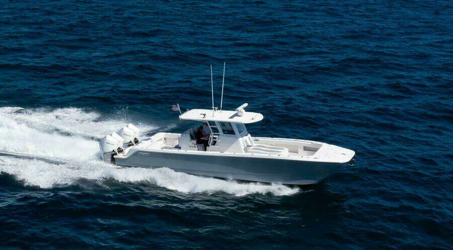Invincible 35 Emanon - Exterior Profile