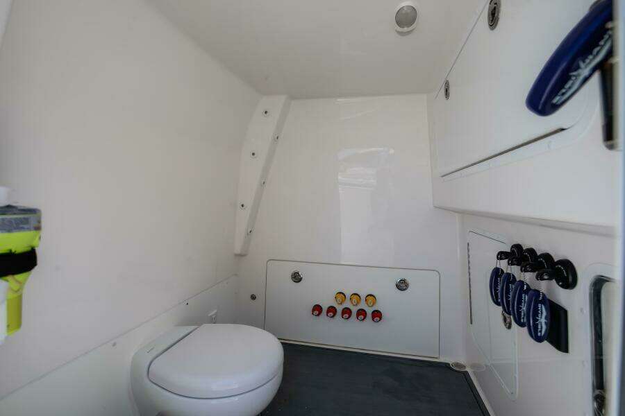 Invincible 35 Emanon - Head