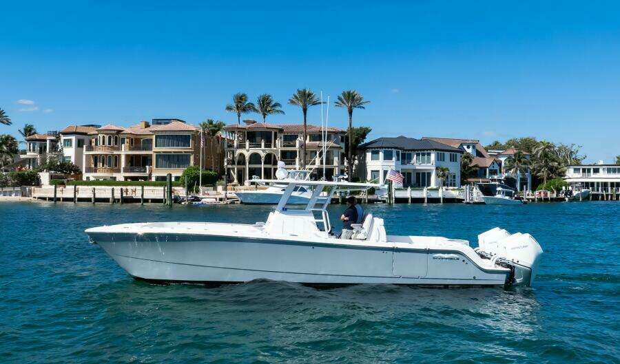 Invincible 35 Emanon - Exterior Profile