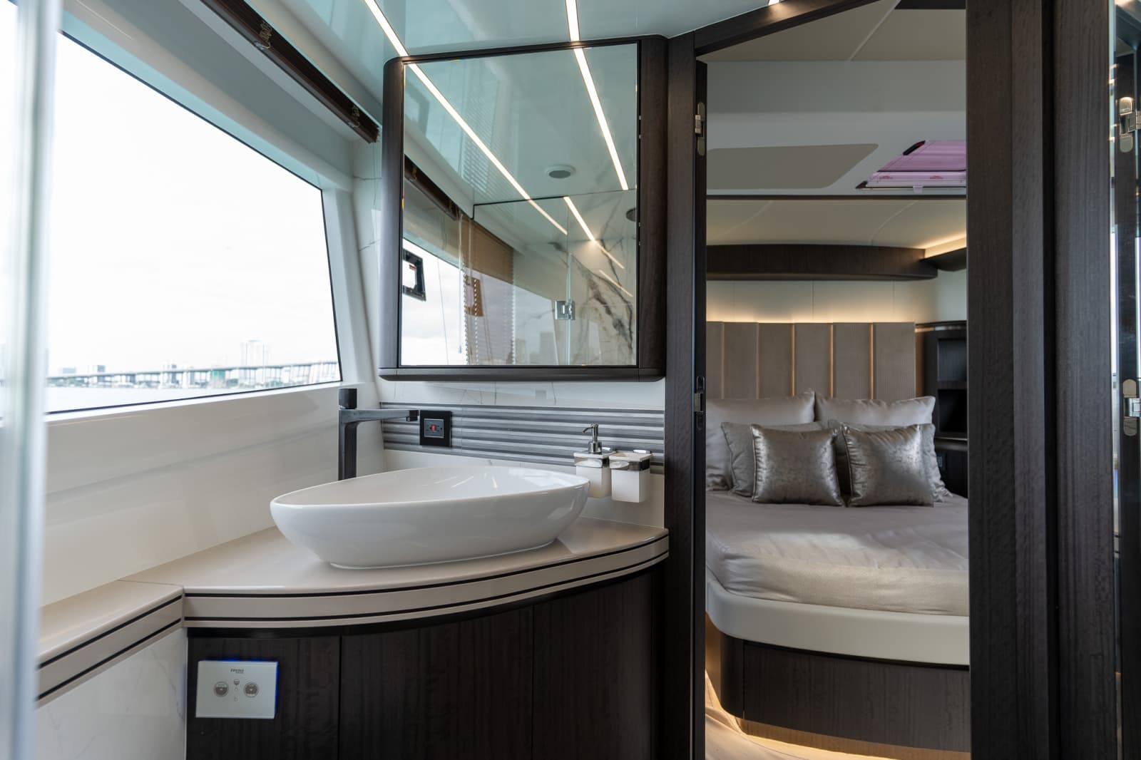 2025 Galeon 560 FLY