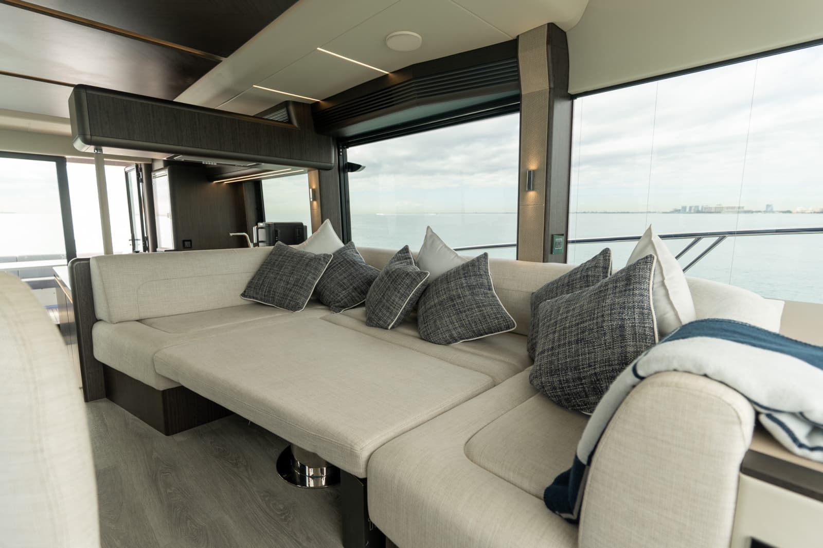 2025 Galeon 560 FLY