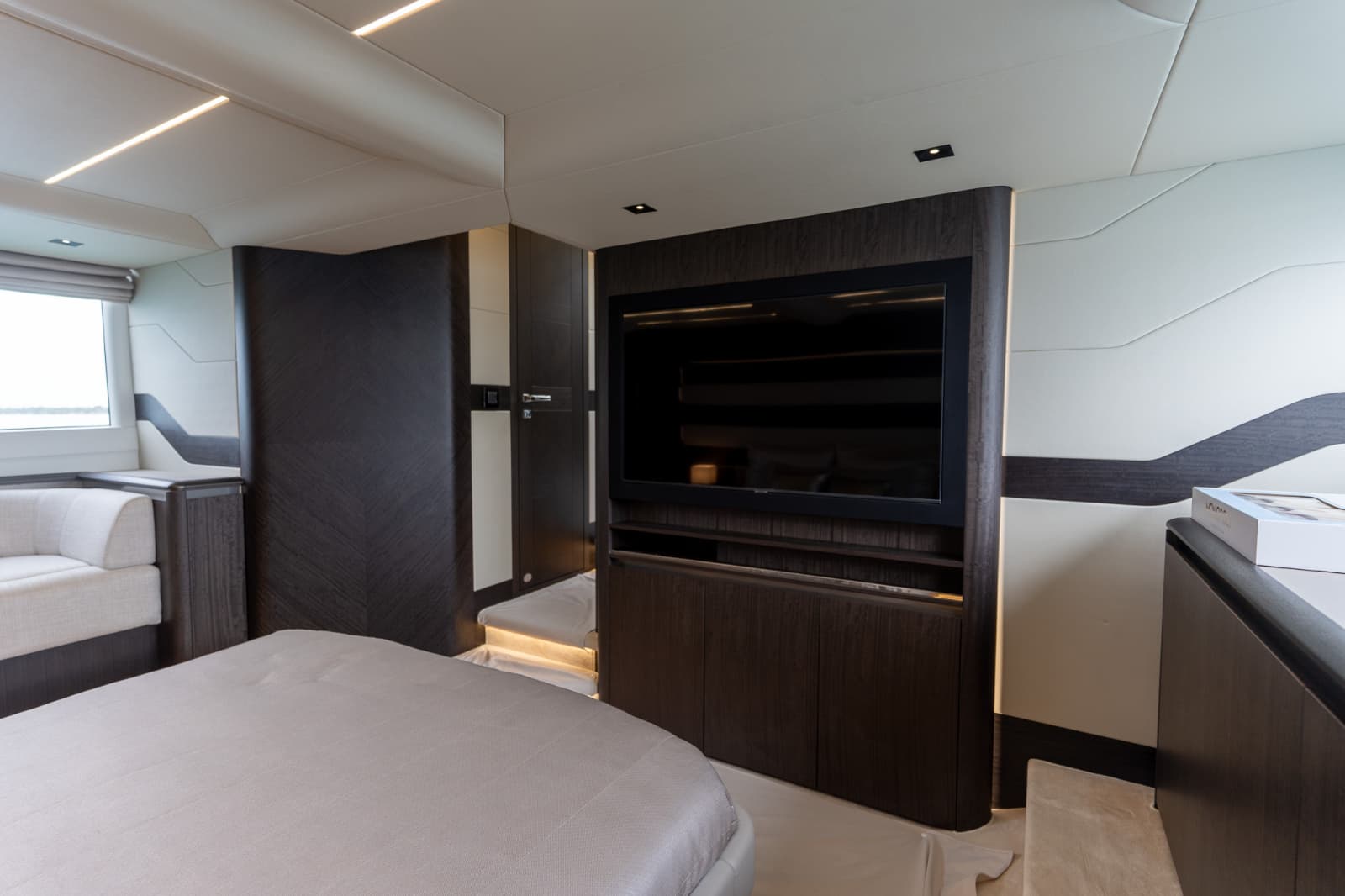 2025 Galeon 560 FLY