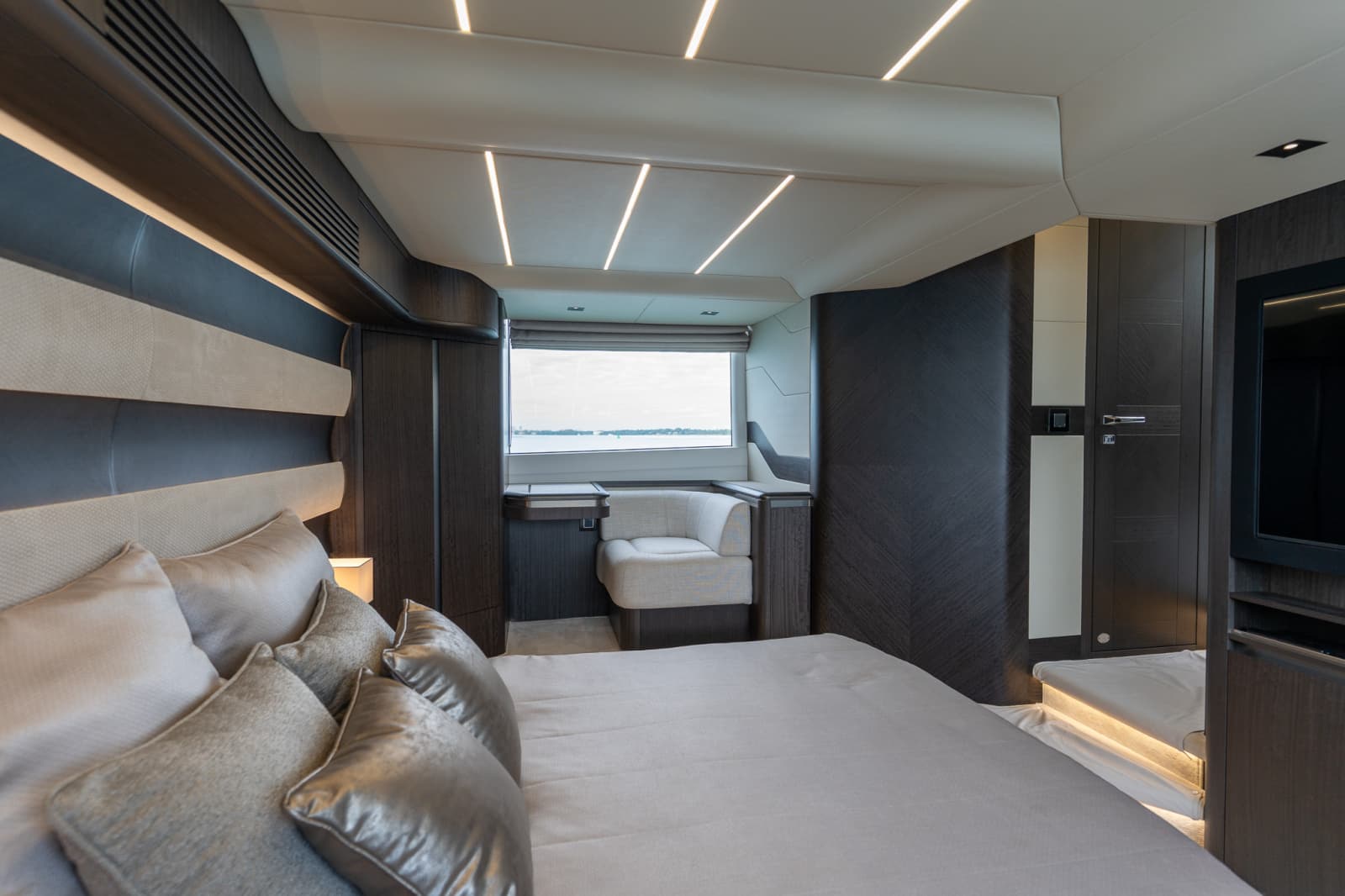 2025 Galeon 560 FLY