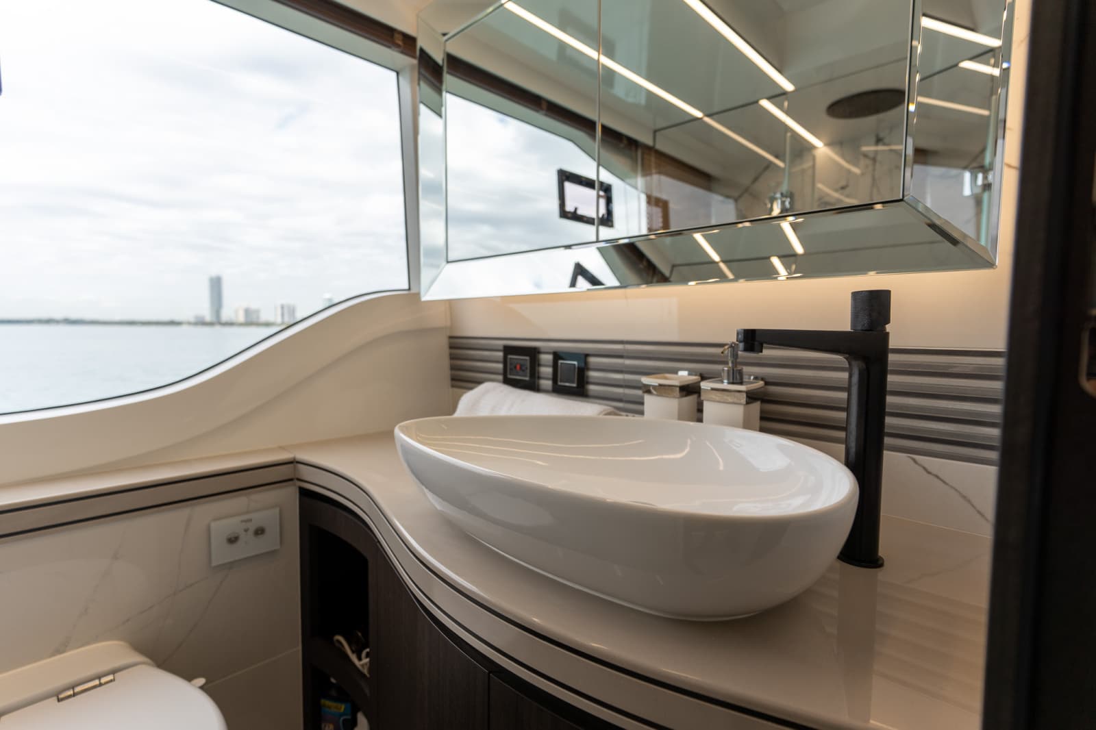 2025 Galeon 560 FLY