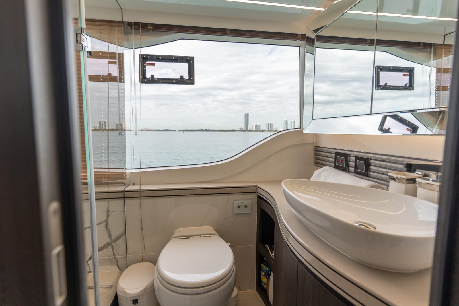 2025 Galeon 560 FLY