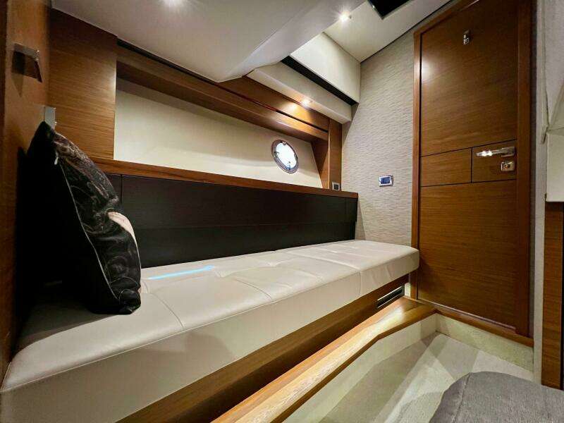 2016 Tiara Yachts 39 Coupe