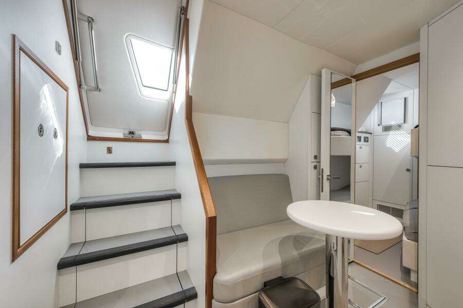 2026 Sunseeker 88 Yacht