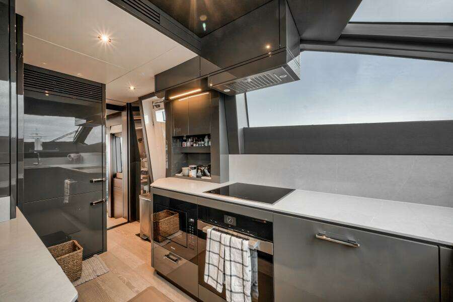 2026 Sunseeker 88 Yacht