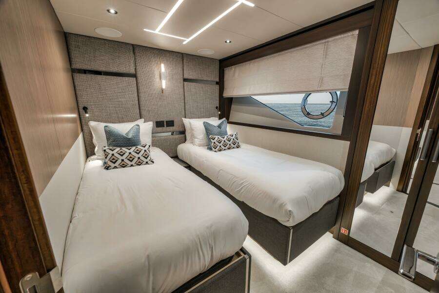 2026 Sunseeker 88 Yacht