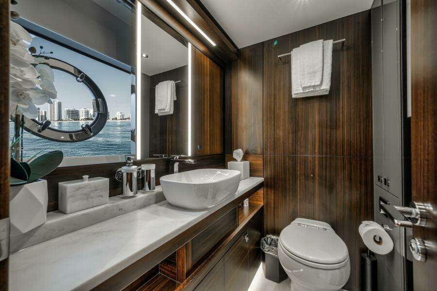 2026 Sunseeker 88 Yacht