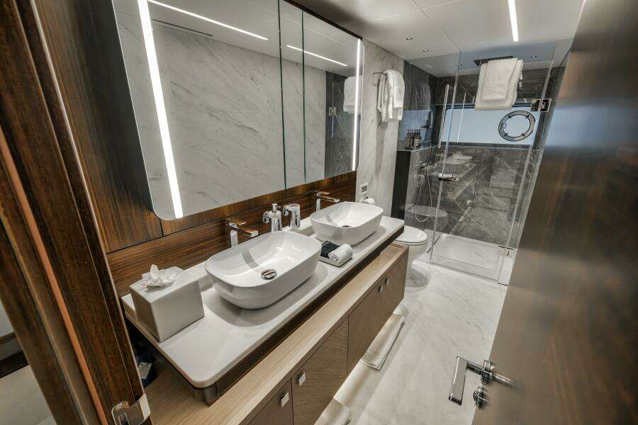 2026 Sunseeker 88 Yacht