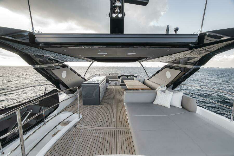 2026 Sunseeker 88 Yacht