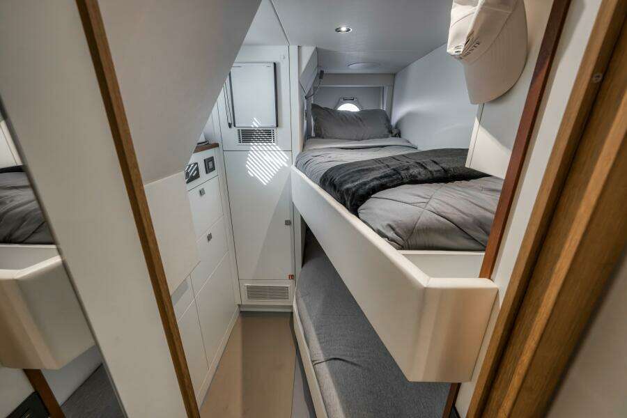 2026 Sunseeker 88 Yacht