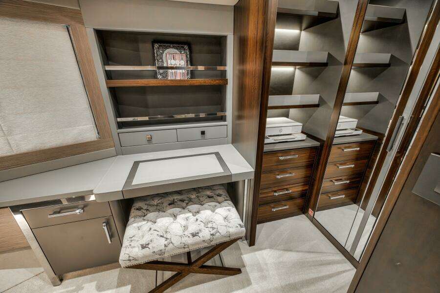 2026 Sunseeker 88 Yacht