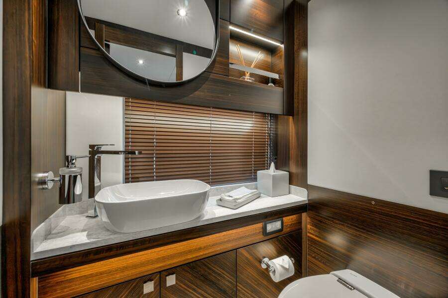 2026 Sunseeker 88 Yacht