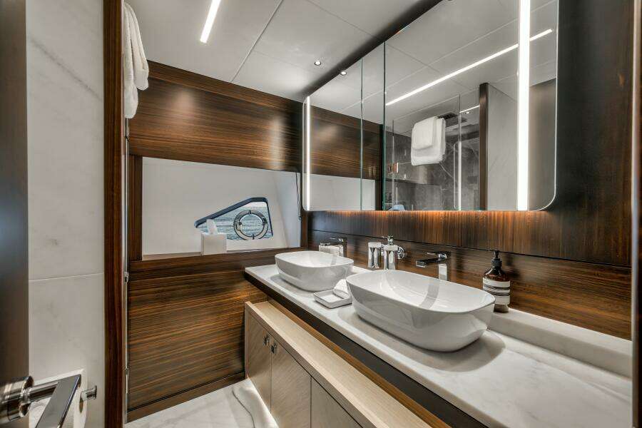 2026 Sunseeker 88 Yacht