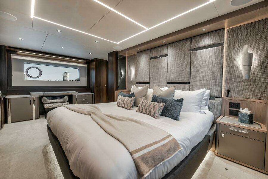 2026 Sunseeker 88 Yacht