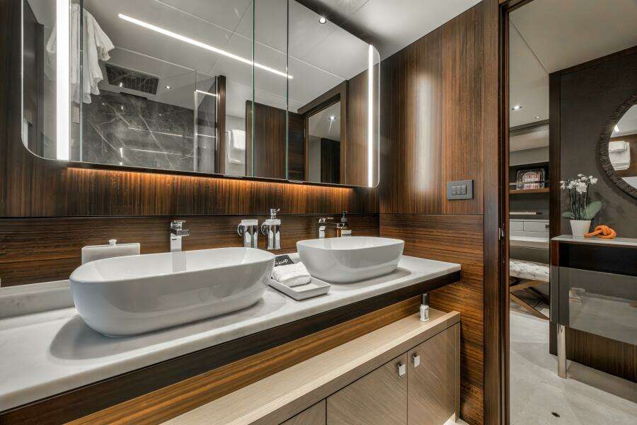 2026 Sunseeker 88 Yacht