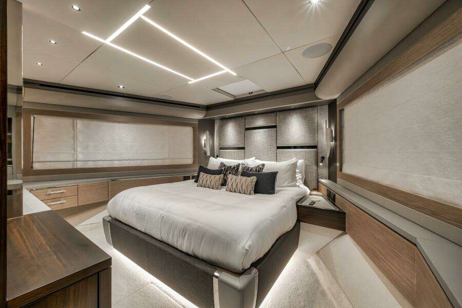 2026 Sunseeker 88 Yacht