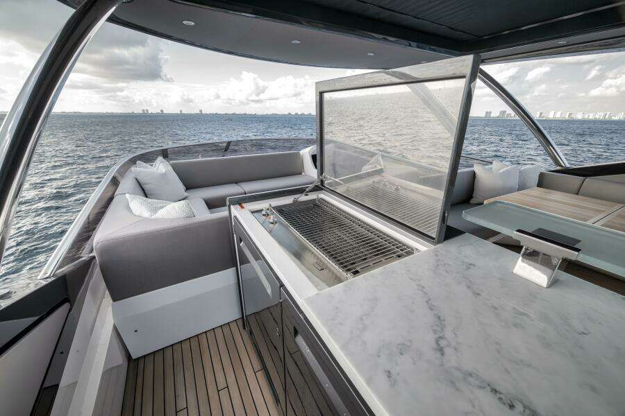 2026 Sunseeker 88 Yacht