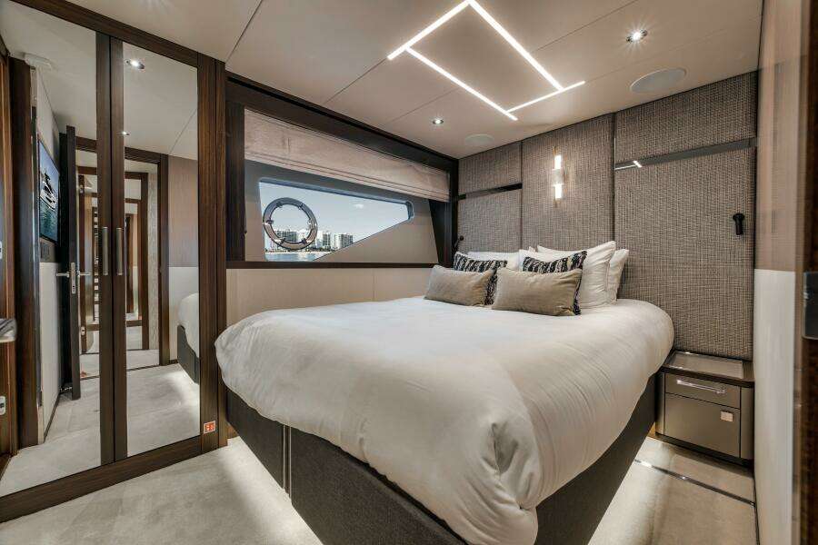 2026 Sunseeker 88 Yacht