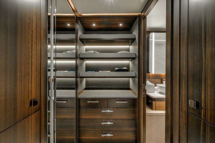 2026 Sunseeker 88 Yacht