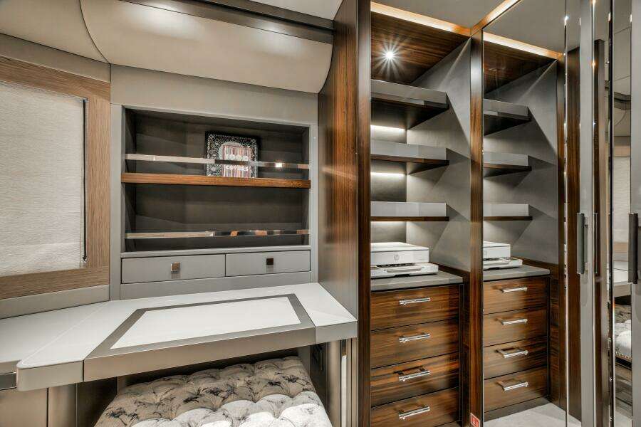 2026 Sunseeker 88 Yacht