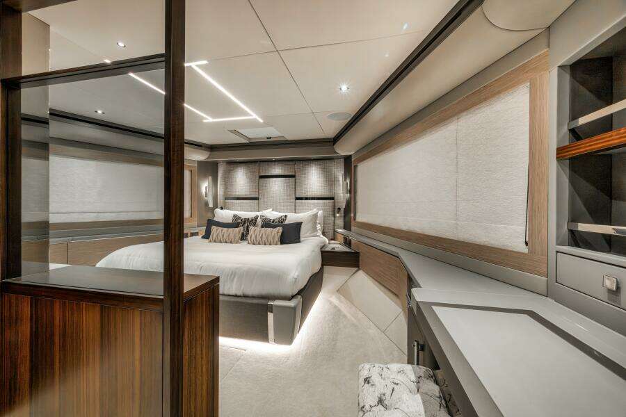 2026 Sunseeker 88 Yacht