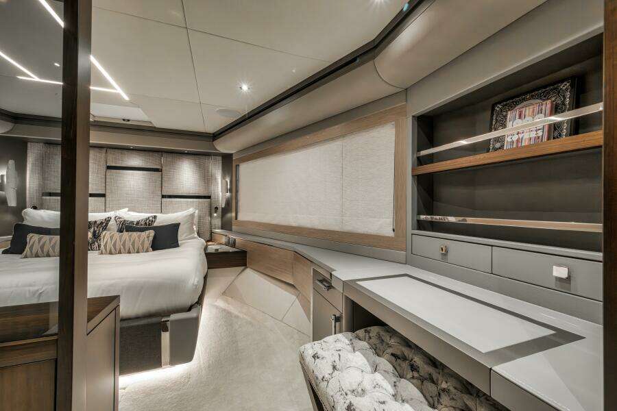 2026 Sunseeker 88 Yacht