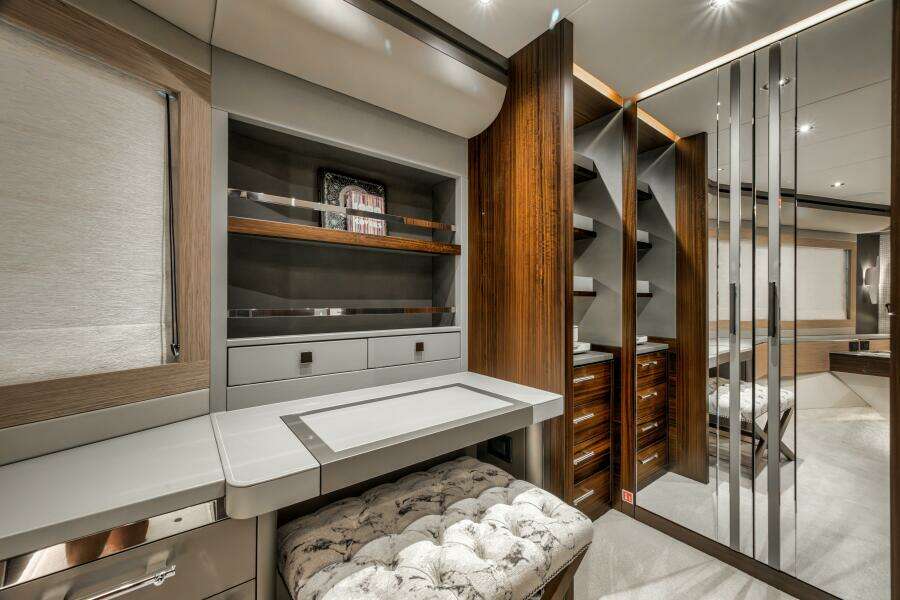 2026 Sunseeker 88 Yacht